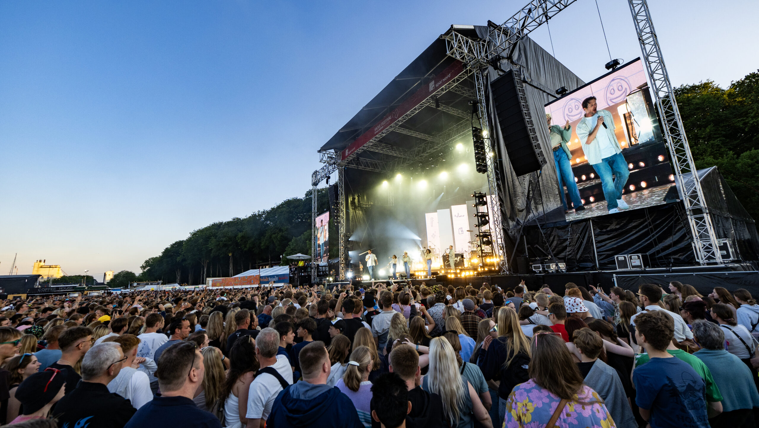 Stor menneskemængde foran den store scene til en koncert under Skive Festival på Strandtangen.