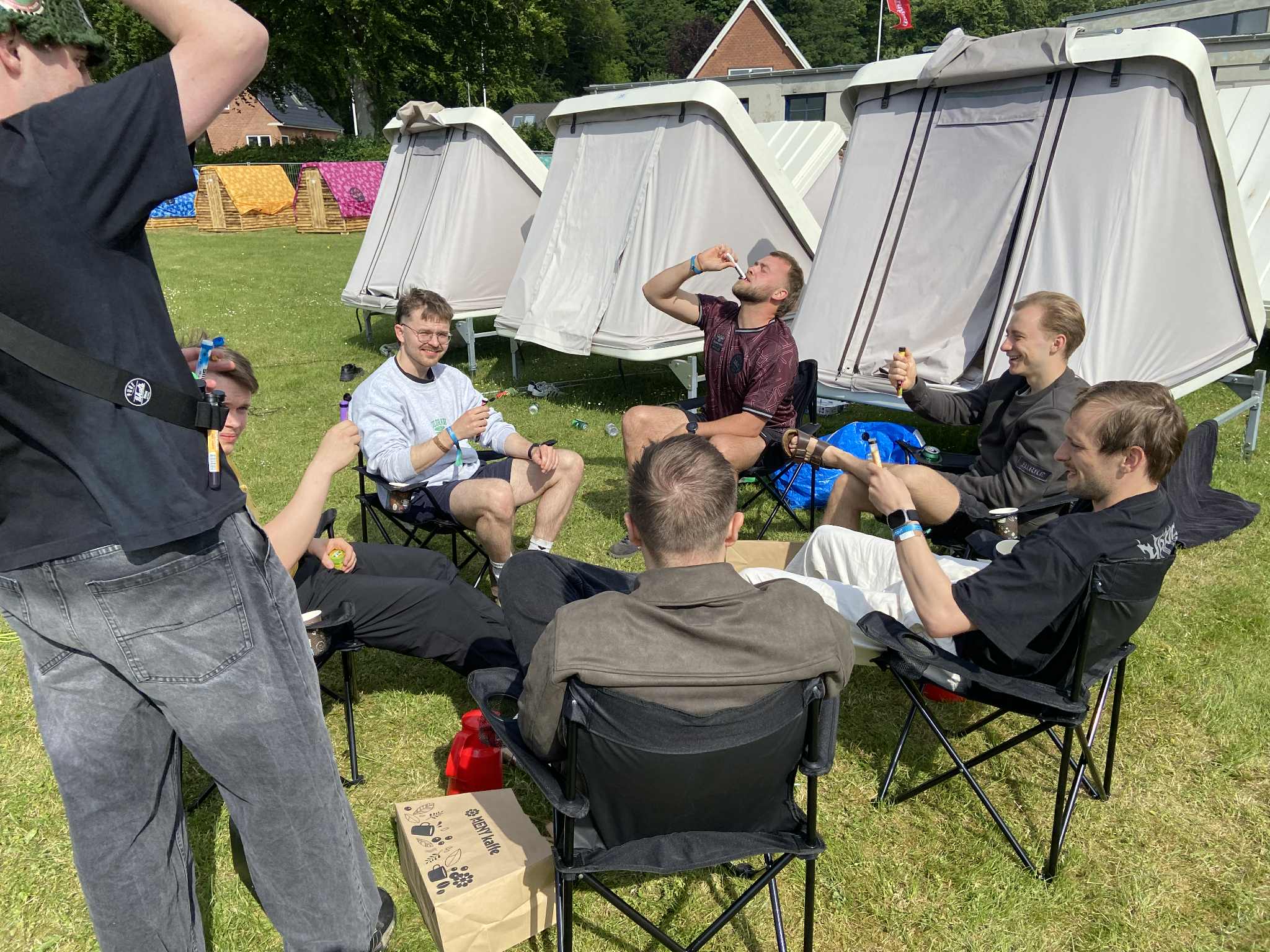 Venner hygger foran deres Tenthouses i Lux Camp på Skive Festival.