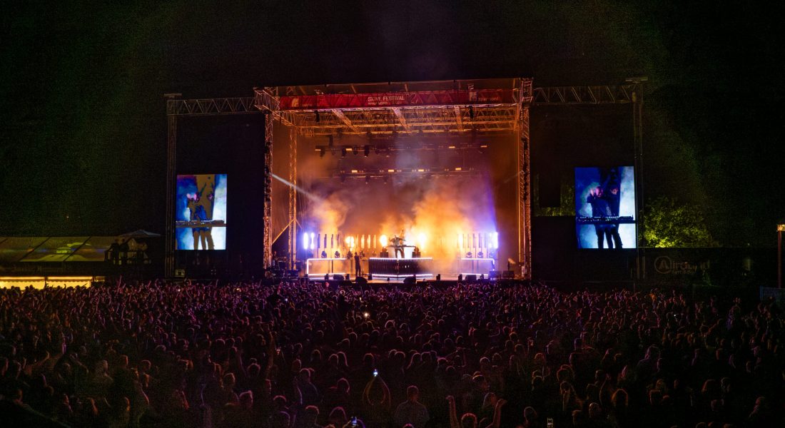 Publikum foran den store scene til aftenkoncert på Skive Festival med lysshow og røg.