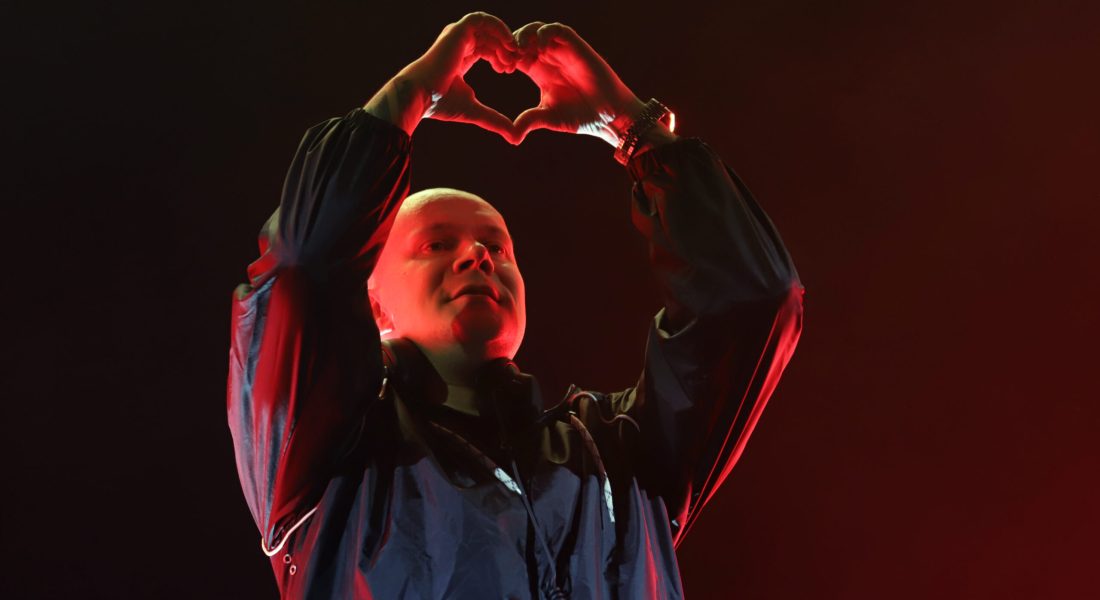 DJ laver hjerte med hænderne under en koncert på Skive Festival i rødt lys bag Pioneer pulten på Strandtangen.