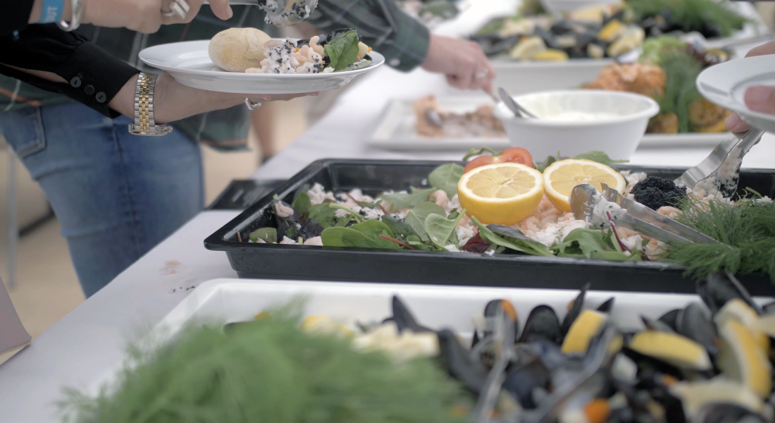 Gæster tager mad fra en lækker buffet med skaldyr og salat i Sparekassen Danmark Lounge på Skive Festival.